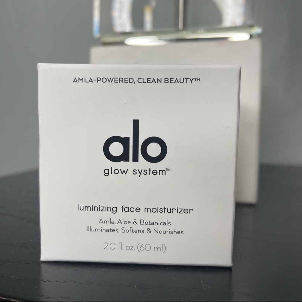 ALO Yoga Glow System Luminizing Face Moisturizer - White